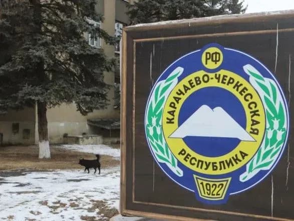 smertnik-pidirvavsya-bilya-upravlinnya-fsb-rf-u-karachayevo-cherkesiyi