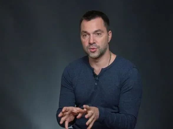 rosiya-vislovila-bazhannya-provesti-zustrich-radnikiv-krayin-normandskogo-formatu-arestovich