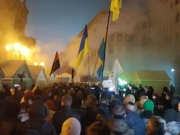 aktivisti-vlashtuvali-piket-pid-ofisom-zelenskogo-politsiya-dostup-ne-ombezhuvala