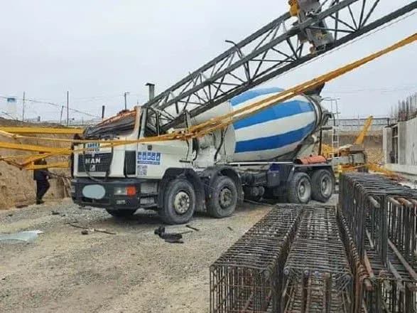 u-dnipri-budivelniy-kran-vpav-na-betonozmishuvach-zaginuv-cholovik