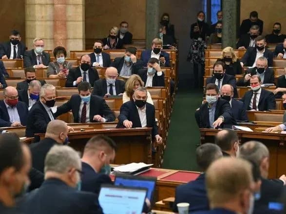 ugorski-konservatori-na-foni-seks-vechirok-virishili-propisati-u-konstitutsiyu-dodatkovi-zaboroni-schodo-lgbt