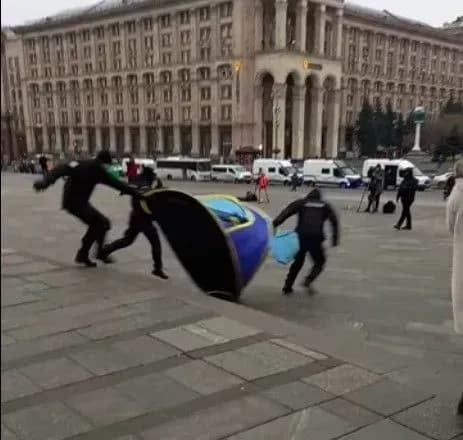 protesti-fopiv-na-maydani-uchasniki-povidomili-scho-politsiya-vkrala-u-nikh-namet-i-khotila-zabrati-generator