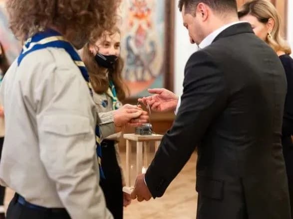 skauti-peredali-zelenskomu-ta-pershiy-ledi-vifleyemskiy-vogon