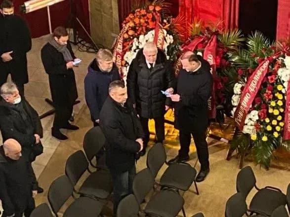 proschannya-z-kernesom-chergi-z-okhochikh-viddati-shanu-meru-priyikhali-dobkin-novinskiy-klichko