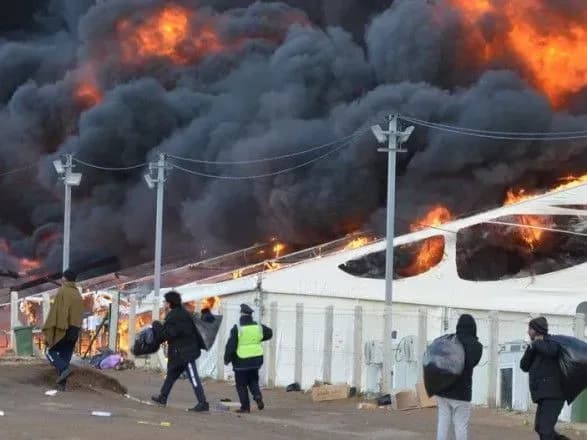 u-bosniyi-i-gertsegovini-zgoriv-tabir-dlya-bizhentsiv-ponad-tisyachu-lyudey-zalishilisya-na-vulitsi