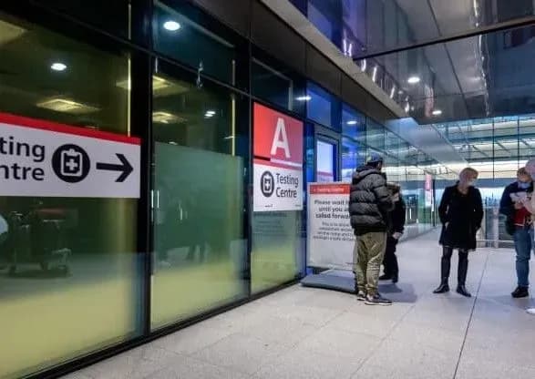 cherez-noviy-shtam-koronavirusu-ssha-vimagatimut-vid-britantsiv-negativni-testi-pri-pereteni-kordonu