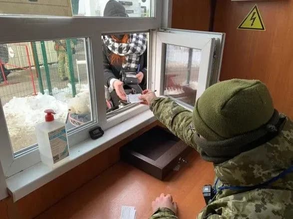 na-donbasi-propusk-gromadyan-dosi-prokhodit-lishe-na-dvokh-kpvv