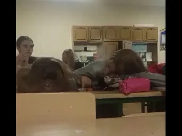 lezhali-i-kurili-u-rivnomu-shkolyarki-vlashtuvali-perekur-na-urotsi-mistetstva