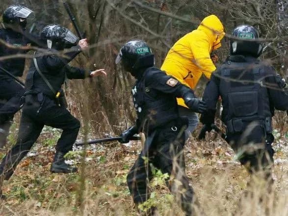 u-minsku-protestuvalniki-viyshli-na-vulitsi-sche-do-svitanku-vidbulisya-zatrimannya