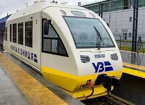 pid-chas-kursuvannya-ekspres-potyagu-do-aeroportu-borispil-kilka-kolisnikh-par-ziyshli-z-reyok