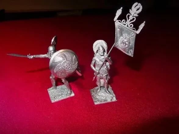 kolektsiyna-kontrabanda-ukrayinets-namagavsya-provezti-z-rosiyi-ponad-chotiri-sotni-olovyanikh-soldatikiv