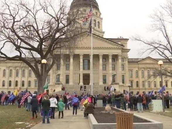 protesti-u-ssha-prikhilniki-trampa-pronikli-v-budivlyu-zakonodavchikh-zboriv-kanzasu