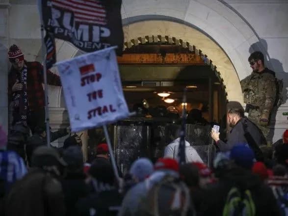 fbr-poperedilo-pro-pidgotovku-protestiv-ozbroyenikh-prikhilnikiv-trampa-u-vsikh-amerikanskikh-shtatakh