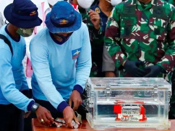 aviakatastrofa-v-indoneziyi-eksperti-zavantazhili-dani-z-bortovogo-reyestratora