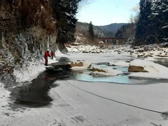 na-prikarpatti-cholovik-vpav-zi-skhilu-u-richku