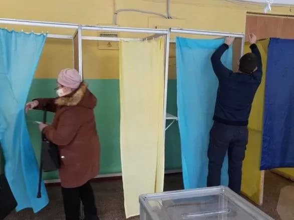 vstignuti-vse-za-10-khvilin-merezhu-potishili-prigodi-zhinki-z-byuletenyami-ta-shtorkoyu-u-brovarakh