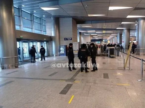 povernennya-navalnogo-politsiya-ne-puskaye-u-vnukovo-lyudey-bez-kvitkiv-na-litak