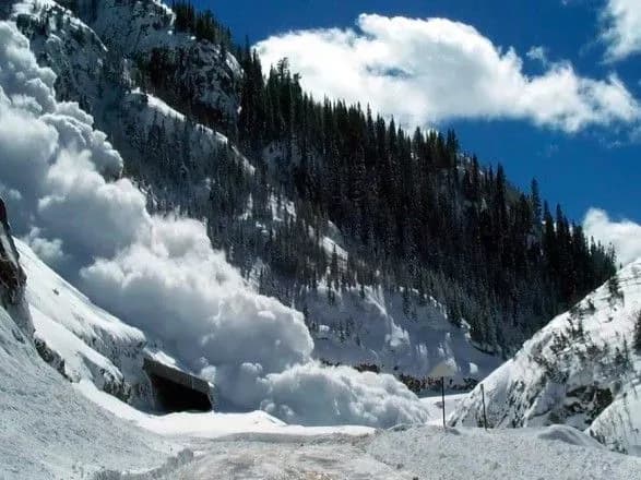 u-karpatakh-poperedili-pro-znachnu-snigolavinnu-nebezpeku-cherez-poteplinnya