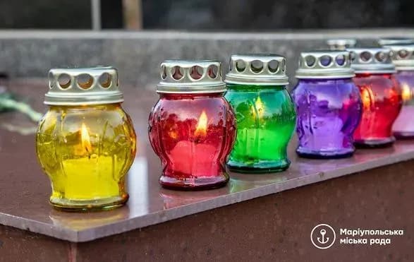 u-mariupoli-vshanuvali-pamyat-zagiblikh-pid-chas-obstrilu-skhidnogo