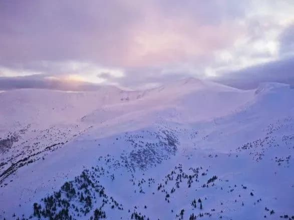 u-karpatakh-utrimuyetsya-snigolavinna-nebezpeka