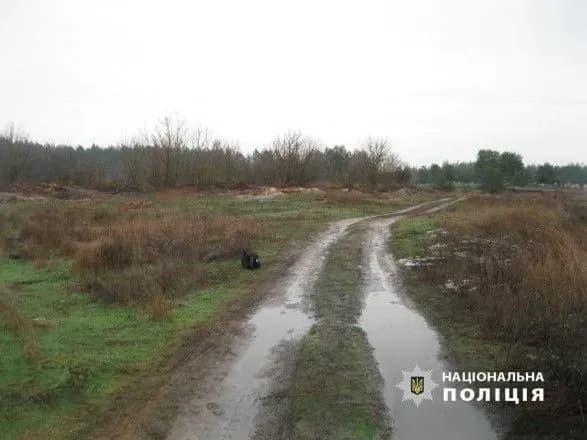 vdariv-plyashkoyu-po-golovi-ta-namagavsya-zgvaltuvati-na-kharkivschini-cholovik-napav-na-shkolyarku