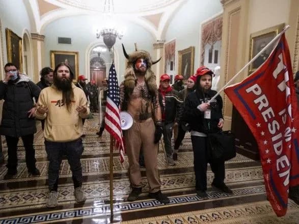 patsifist-i-virit-v-shamanizm-viking-yakiy-zakhopiv-kapitoliy-ne-viznaye-provinu