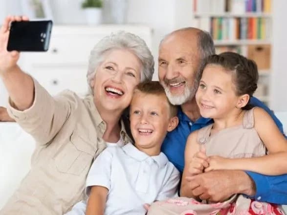 papa-rimskiy-virishiv-zaprovaditi-den-babus-ta-didusiv