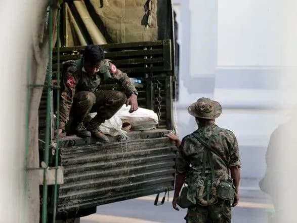 perevorot-v-myanmi-viyskovi-kontrolyuyut-vulitsi-naybilshogo-mista-vvedeno-nadzvichayniy-stan