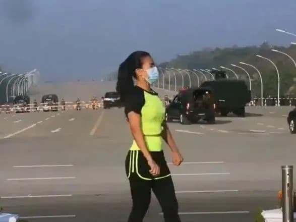 vchitelka-fizkulturi-zapisala-videourok-na-foni-pochatku-viyskovogo-perevorotu-u-myanmi