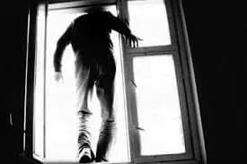 u-rosiyi-cholovik-vipav-z-vikna-na-kolyasku-z-ditinoyu-malyuk-zaginuv