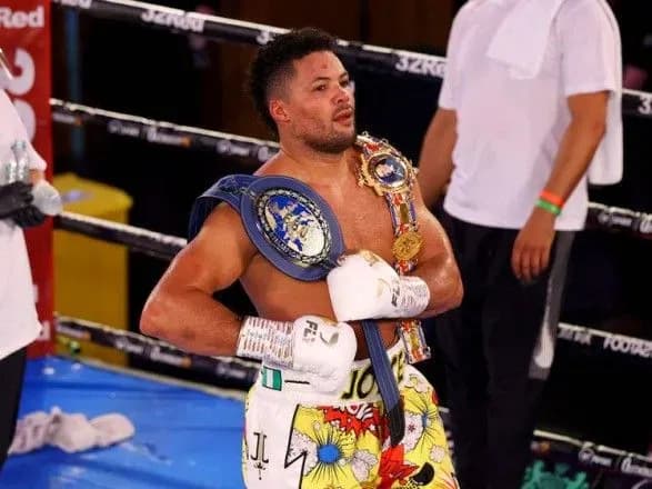 neperemozhniy-britanets-rozpochav-pidgotovku-do-boyu-z-usikom