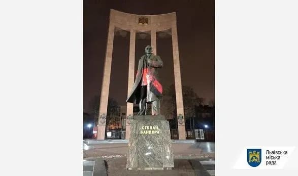 pamyatnik-stepanu-banderi-u-lvovi-oblili-chervonoyu-farboyu
