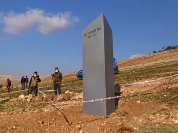 u-turechchini-zyavivsya-i-zagadkovo-znik-monolit-z-napisom-pro-misyats-rozpovidayemo-scho-zh-tse-bulo