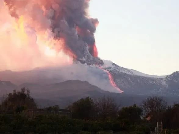 mizhnarodniy-aeroport-kataniyi-prizupiniv-robotu-cherez-viverzhennya-etni