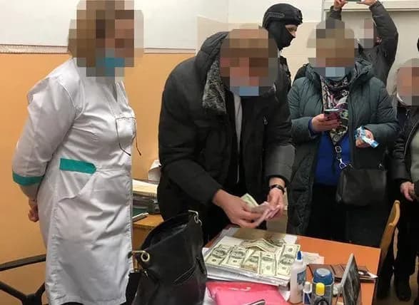 khabar-u-2300-dolariv-za-prisvoyennya-grupi-invalidnosti-veteranu-ato-sche-odnomu-medpratsivniku-povidomleno-pro-pidozru