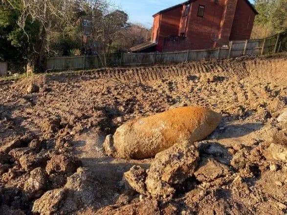 v-britanskomu-misti-viyavili-bombu-chasiv-drugoyi-svitovoyi-viyni-tisyachi-lyudey-evakuyuvali