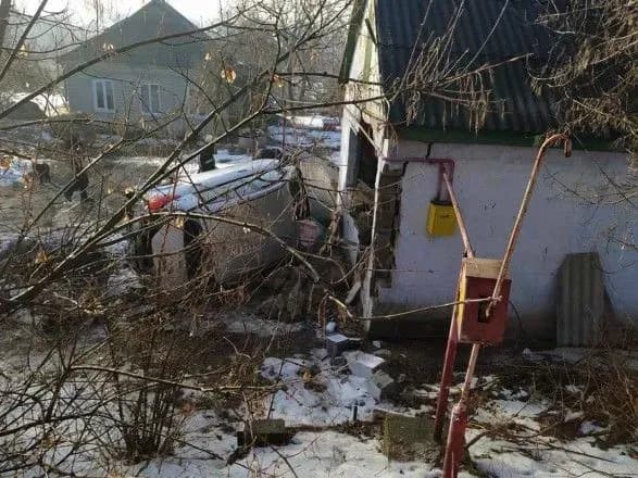 legkovik-vletiv-na-podvirya-ta-protaraniv-litnyu-kukhnyu-postrazhdalo-5-osib-2-z-nikh-diti