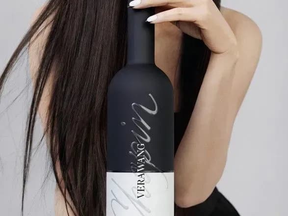 visoka-moda-i-gorilka-stali-vidomi-tsikavi-podrobitsi-alkogolyu-vid-vidomoyi-modelyerki-veri-vong