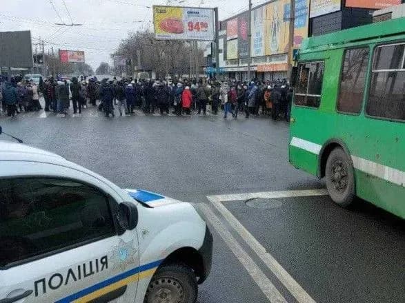 spivrobitniki-elektrovazhmashu-perekrili-tsentralniy-prospekt-kharkova-sennichenko-i-busko-bagato-misyatsiv-trimayut-lyudey-bez-zarplat-i-bez-roboti