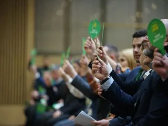 slugi-narodu-zbirayut-zyizd-13-bereznya-zminyuvatimut-sistemu-upravlinnya-partiyeyu