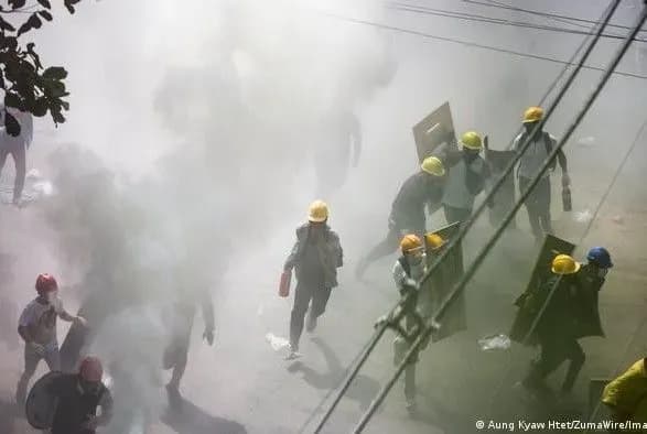 u-myanmi-pid-chas-sutichok-demonstrantiv-z-silovikami-po-desyatki-zagiblikh