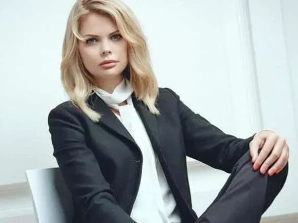 skandalna-chinovnitsya-klitina-napisala-kartinu-vagitnogo-gitlera