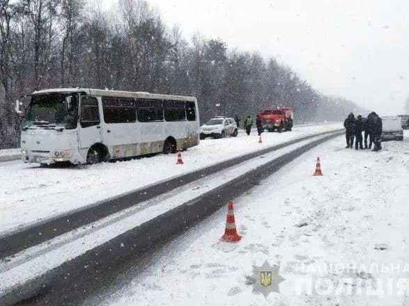 dva-reysovikh-avtobusi-potrapili-u-rizni-dtp-na-khmelnichchini-ye-travmovani