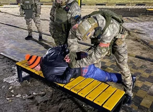 na-vinnichini-cholovik-zamist-feyerverka-vlashtuvav-strilyaninu-ta-znestrumiv-selische