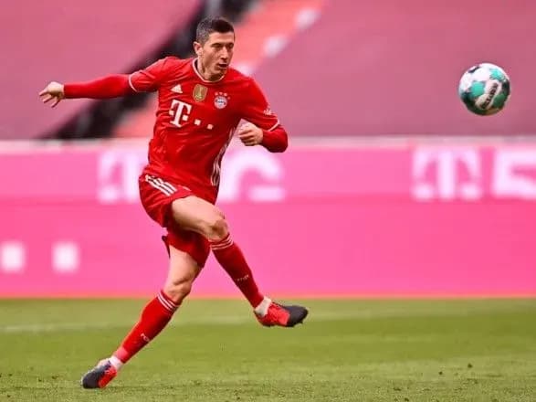 khet-trik-ta-onovlennya-bombardirskogo-rekordu-bavariya-u-menshosti-rozgromila-shtutgart