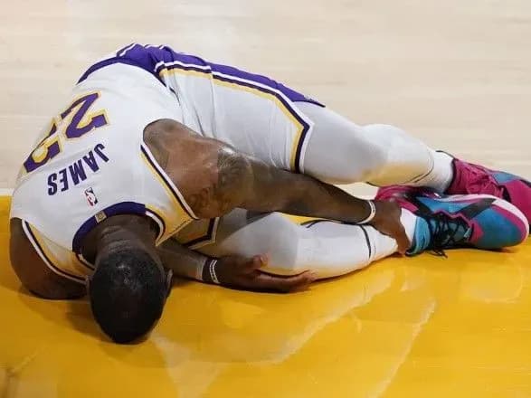 lebron-dzheyms-otrimav-travmu-i-vibuv-na-neviznacheniy-termin