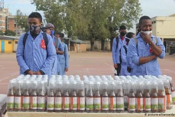 koronavirus-na-madagaskari-zamist-scheplen-prodovzhat-piti-napiy-z-polinu