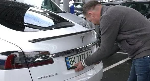 v-ukrayini-po-novomu-vidavatimut-nomerni-znaki-na-avtomobili