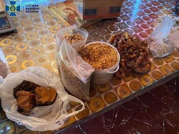 sbu-viluchila-u-kontrabandistiv-burshtin-na-ponad-11-milyoniv-griven