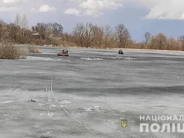 na-sumschini-dvoye-ribalok-provalilisya-pid-lid